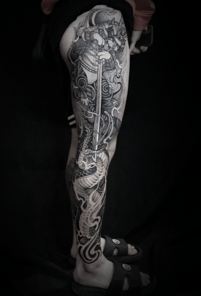 Gato Serpiente Blackwork tattoo