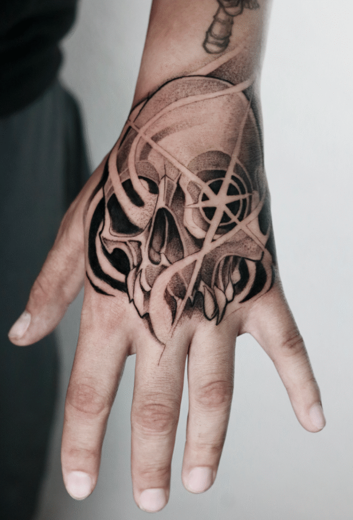 craneo mano calavera Blackwork Tattoo